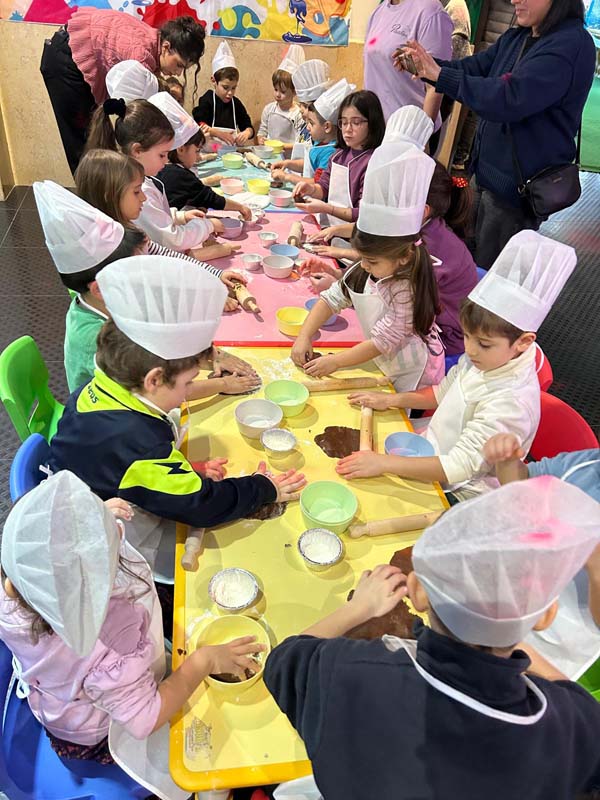 Bambini durante un laboratorio da Paradise