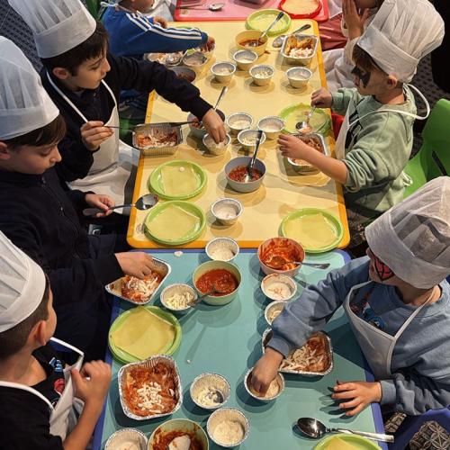 Tavoli del ristorante durante un'attivita' per bambini